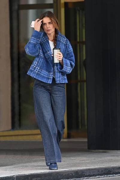 Katie Holmes a její oblíbené podzimní looky: Udělejte si pohodlí v džínách a slaďte svetr s kabátem