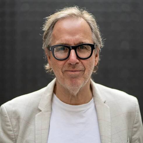 Udo Dahmen, ehemaliger Direktor der Popakademie Mannheim, blickt in die Kamera. (Foto: Arthur Bauer)