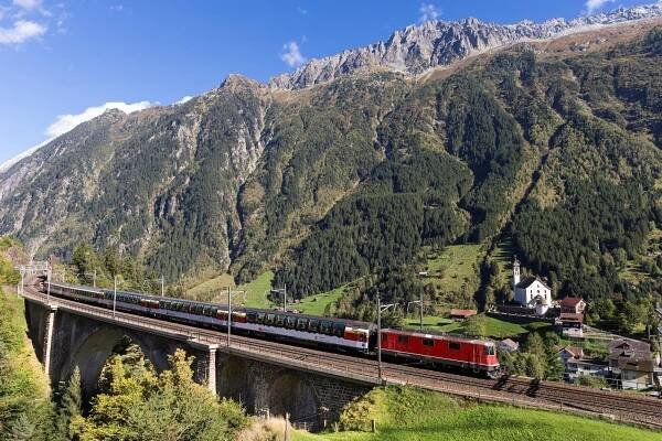 Gotthard Panorama Express: vlakem přes velký předěl
