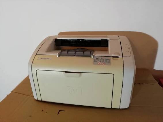 Použitá starší malá laserová tiskárna HP LaserJet 1018