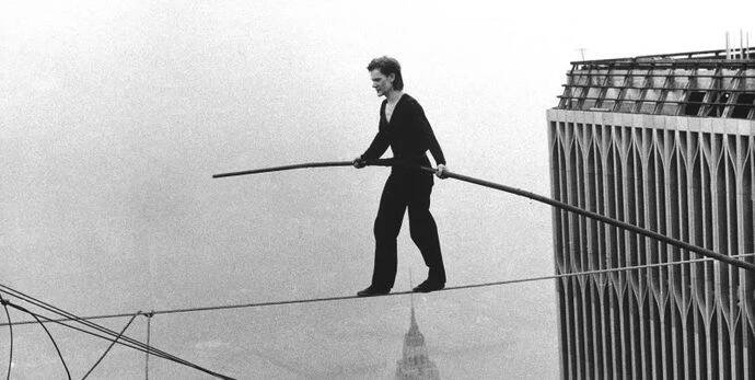 Před 46 lety předvedl Philippe Petit obdivuhodný výkon. Policie ho za něj zatkla