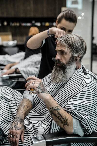 Pánský střih, holení i masáž hlavy a hlt whisky v nové pobočce Barber's Wife