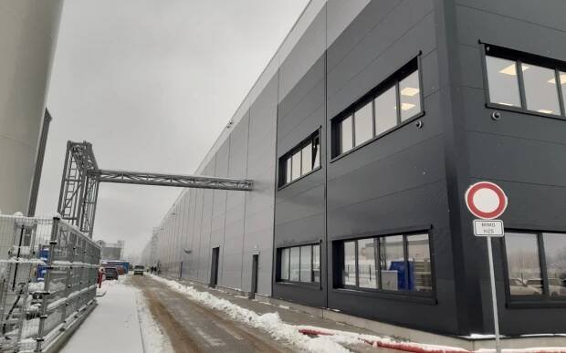 V průmyslové zóně mezi Chomutovem a Kláštercem nad Ohří se otevřel nový závod. Vyrábět bude komponenty do autoprůmyslu
