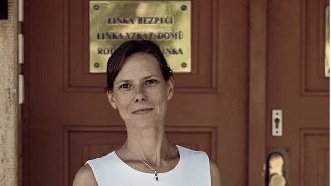 Odborníci mohou dítěti v krizi pomoci více, spolupráce s rodiči je ale klíčová, říká Lišková z Linky bezpečí