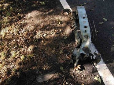 Řidič nezvládl u Pařezova zatáčku, po nárazu do stromu mu vypadl z auta motor