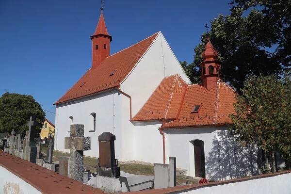 Soubor:Overview of church of Saint Peter at cemetery in Krahulov, Třebíč District.jpg