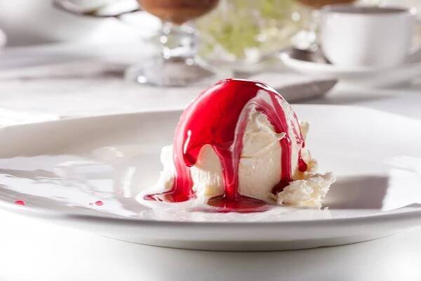 Recept na jahodovou polevu na zmrzlinu. Dobrotu příjemně osvěží - WomanOnly