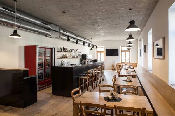 K hospodě v Modřicích přistavěli betonovou kostku. Vyhráli s ní architektonickou cenu