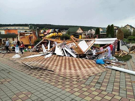 Koupaliště Podhájská zasáhlo tornádo: Vítr převrhl karavan s českou rodinou! Zranila se roční holčička