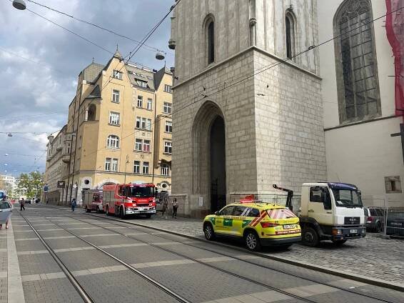 Dělník podílející se na opravách kostela sv. Jakuba zemřel po pádu z asi osmimetrové výšky