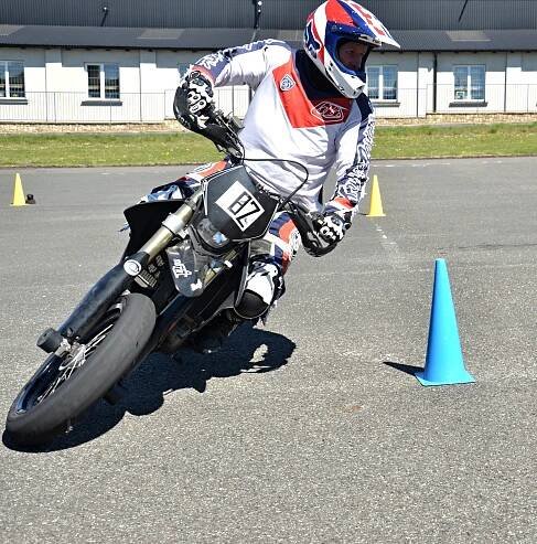 Nejlevnější motocyklové závody aneb Jak mě „porazila“ jedenáctiletá slečna. Chcete to zkusit? Stačí jakákoliv motorka a kužely
