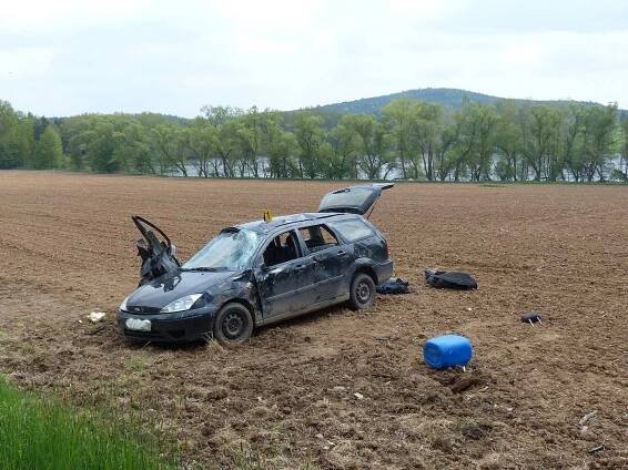 Agresivní osádku vezly od nehody sanitky za asistence policie