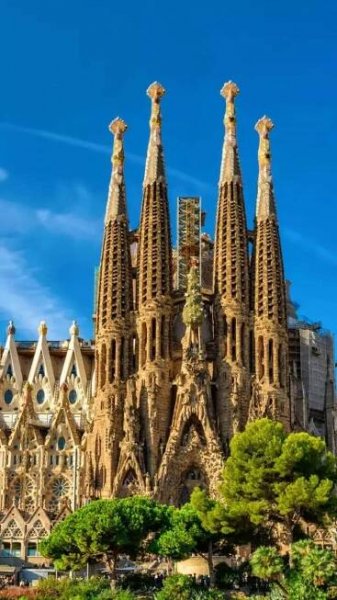 From The Colosseum to Eiffel Tower: Here are 9 iconic tourist attractions in the world