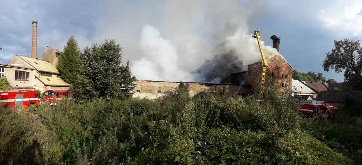 V Chlumci nad Cidlinou hořelo v bývalém Dřevotvaru. Škoda může být i milion