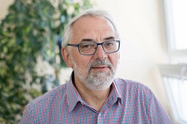 Roušky už nebudou zásadní. Z covidu se stává sezónní virus, říká Libor Grubhoffer