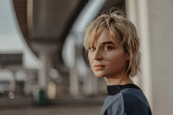 Tapety : Polina Gagarina, blondýnka, krátké vlasy, zpěvák, herečka, ruština, ruské ženy, město, ulice, při pohledu na diváka
