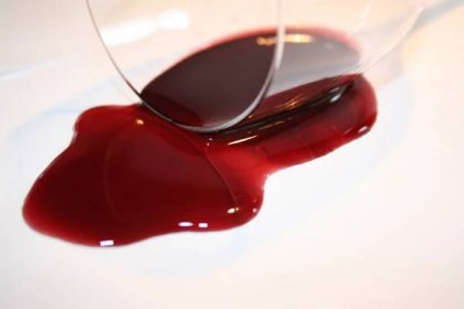 Co platí na skvrny od červeného vína?