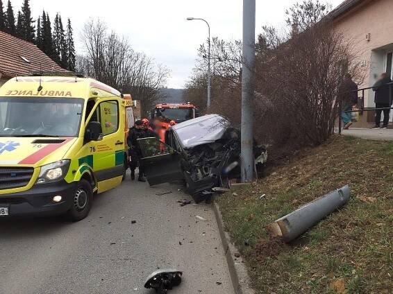 V ulici Hapalova v Brně hasiči zasahují u dopravní nehody… | POŽÁRY.cz - ohnisko žhavých zpráv | hasiči aktuálně
