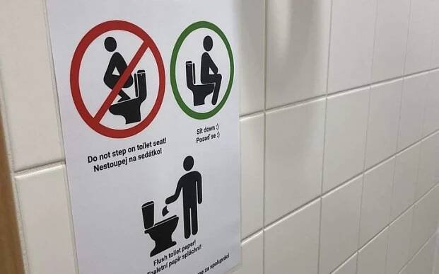 Studenta zemědělské univerzity vykolejily cedule na WC. Nebyl sám