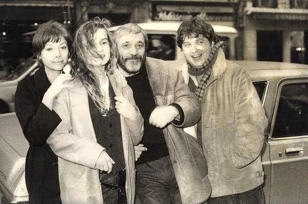 De gauche à droite, Evelyne Ker, Sandrine Bonnaire, Maurice Pialat et Dominique Besnehard sur le tournage du film 'A nos amours' de Maurice Pialat