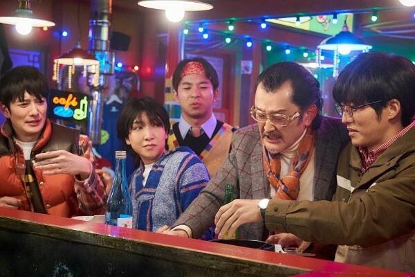Jutori desu ga nani ka: International - Z filmu - Masaki Okada, Sakura Andó, Kótaró Jošida, Tóri Macuzaka