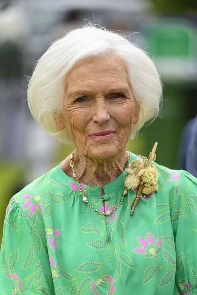 Mary Berry sází na modely bez výrazných dekoltů, rozhodně se ale nestraní extravagantních doplňků.