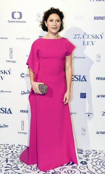 Tyhle šaty už jednou oblékla: Martha Issová oslnila štíhlou postavou. Má ji díky filmové roli