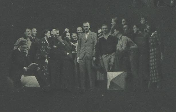Soubor:Jaroslav Žák in D 38 Theatre with the actors of Škola základ života (Eva, 1937).png – Wikipedie