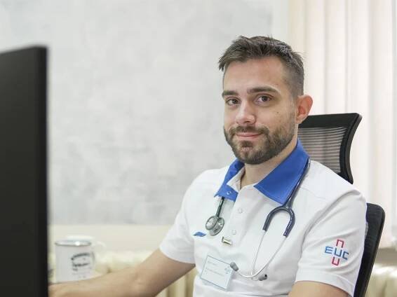 Včasná návštěva internisty je cestou, jak se vyhnout pobytu v nemocnici, říká lékař Július Gelžinský