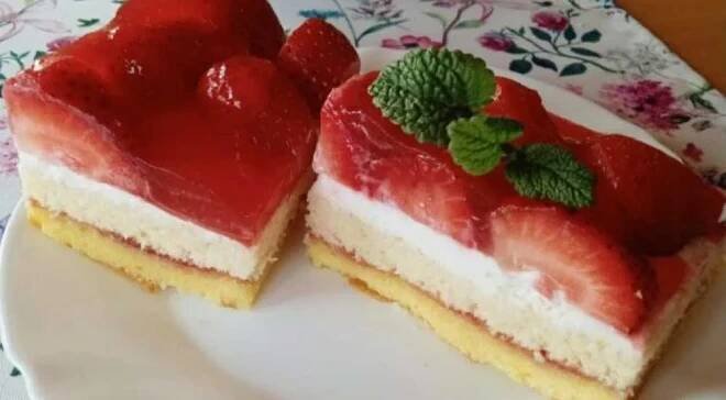 Vynikající jahodové řezy s chutným krémem a nadýchaným piškotem - iRecept