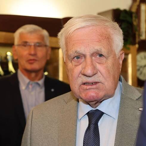 Klaus popírá sám sebe. Dříve podporoval Ukrajinu v NATO, dnes považuje Západ za viníka války