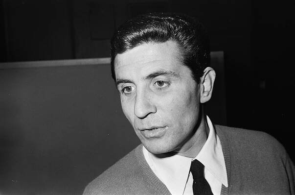 Soubor:Gilbert Bécaud op Schiphol, Bestanddeelnr 918-3638.jpg