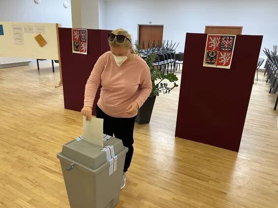 Volby na Olomoucku začaly návalem, dlouhé fronty překvapily i komise