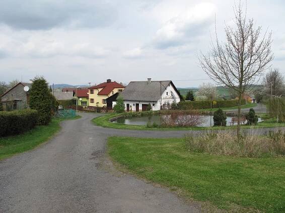 File:Javor (okres Klatovy), náves.jpg