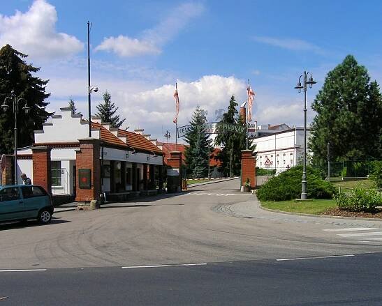 Čeština: Hlavní brána pivovaru ve Velkých Popovicích English: Brewery in Velké Popovice, Czech Republic