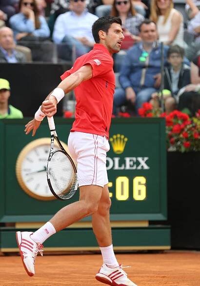 Soubor:Djokovic drop shot 2 (27009792496).jpg
