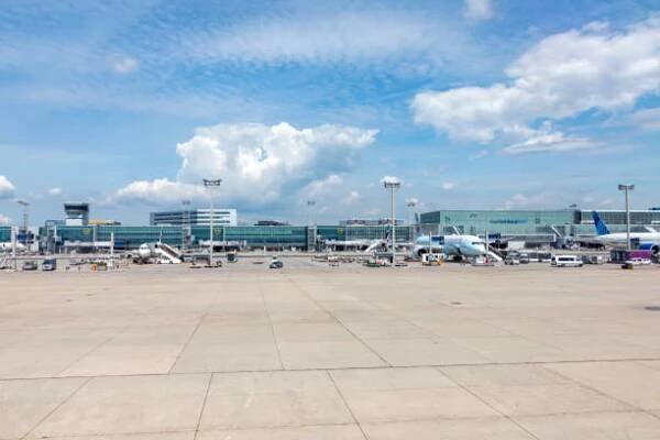 letadla na terminálu 2 na letišti ve frankfurtu - letišti frankfurt nad mohanem - stock snímky, obrázky a fotky