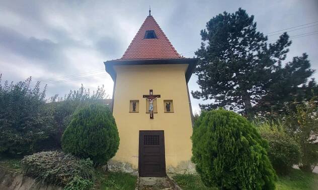 Kaplička se zvonicí v Lubné