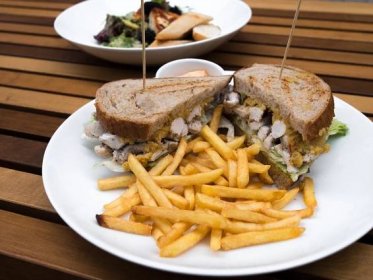 Kam dnes na oběd? Dejte si sendvič s kuřecím a hummusem na Palouku!