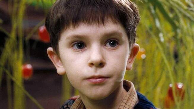 Karlík a továrna na čokoládu: Proměna populárního herce bere dech. Freddie Highmore vyspěl v muže