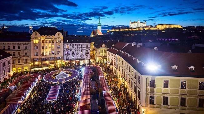 Adventní trhy v Bratislavě 2022: Halušky, bruslení a Vánoční les