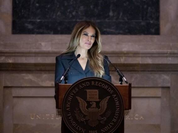 Melania Trump makes rare public appearance at immigration ceremony