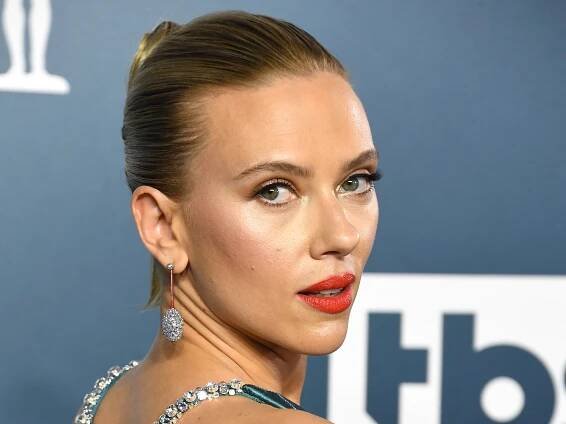 Scarlett Johansson’s Blunt Lob Is the Perfect Summer Style