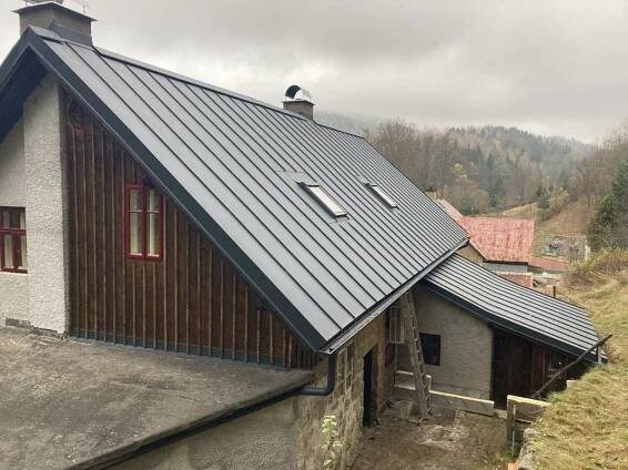 Falcovaná krytina Prefa, Nadkrokevní izolace Iko, Janov – FA Sucharda Ivan