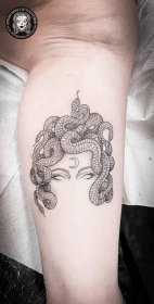 Minimalistické tetování Medusa