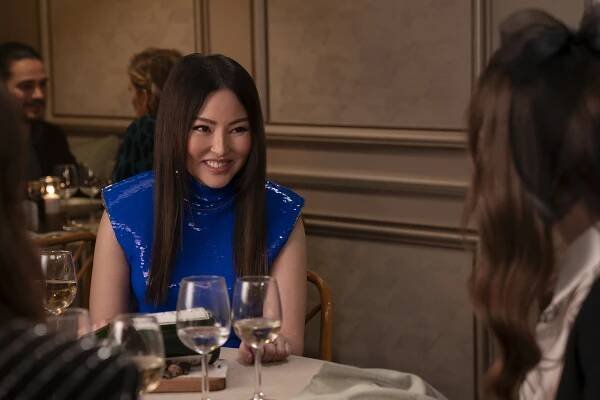 Elizabeth Tan - Emily in Paris - Optický klam - Z filmu