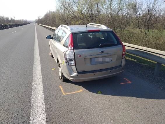 Střet auta a motorky uzavřel dálnici na celé hodiny