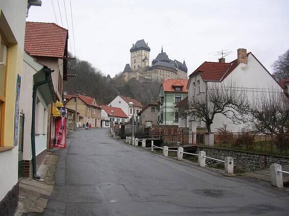 File:Karlštejn-obec s hradem.jpg
