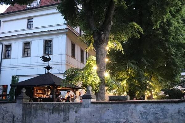 Zahrádka na břehu Čertovky nabízí romantický výhled do parku Kampa