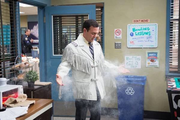 Brooklyn 99 - Operace: Uražená pýcha - Z filmu - Joe Lo Truglio